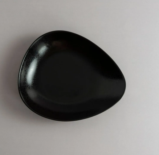 Plato Hondo Irregular 28cm Karbon